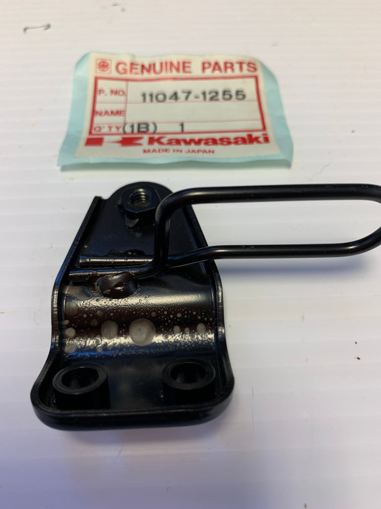 ZX-7R Right Fairing Bracket – Oshawa Cycle Salvage